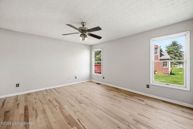 4029 Orchard Lake Dr, Louisville, KY 40218