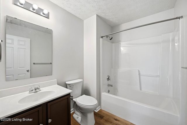4029 Orchard Lake Dr, Louisville, KY 40218