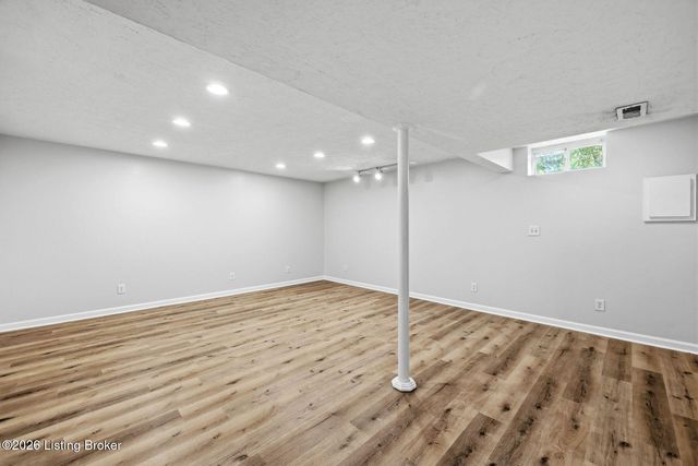 4029 Orchard Lake Dr, Louisville, KY 40218