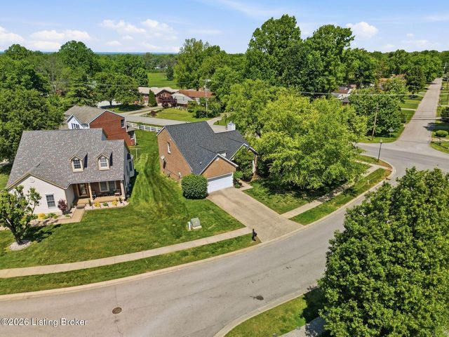 4029 Orchard Lake Dr, Louisville, KY 40218