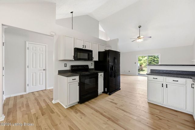 4029 Orchard Lake Dr, Louisville, KY 40218
