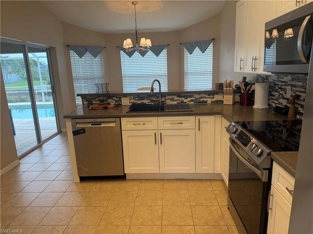 527 40th TER, Cape Coral, FL 33914