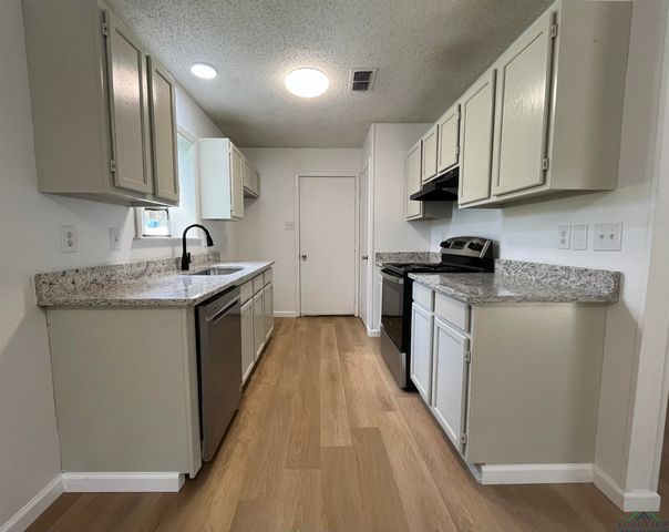 1612 E Leach St, Kilgore, TX 75662