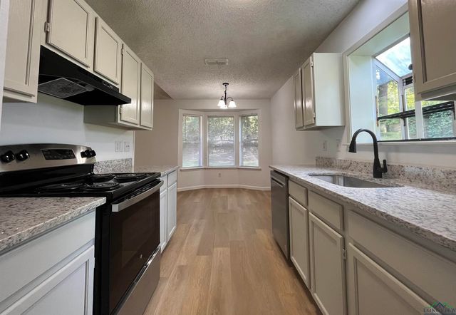 1612 E Leach St, Kilgore, TX 75662