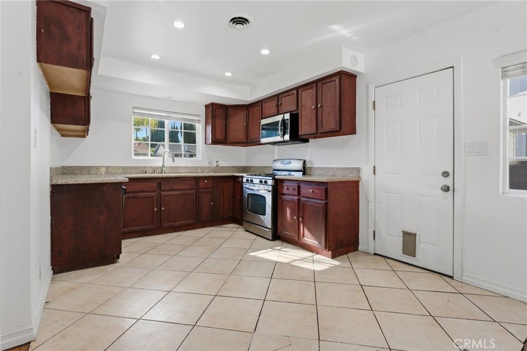 Image 10 of property listing at 22727 Collins Street, Woodland Hills, CA 91367