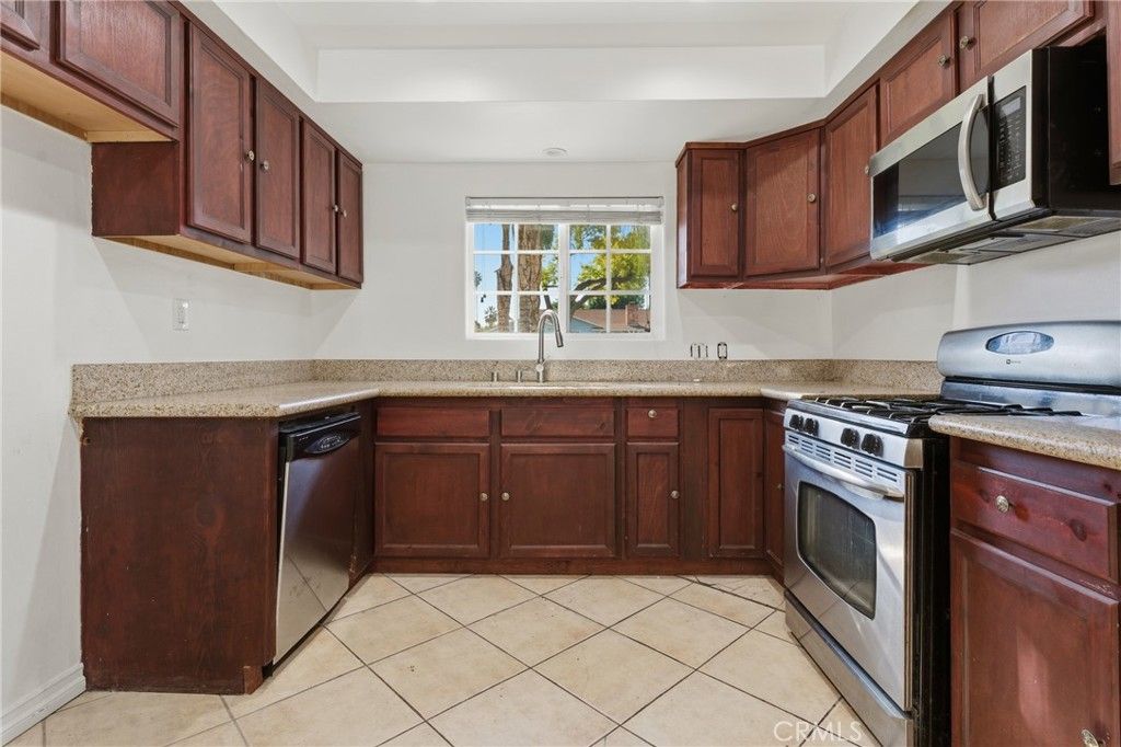 Image 11 of property listing at 22727 Collins Street, Woodland Hills, CA 91367