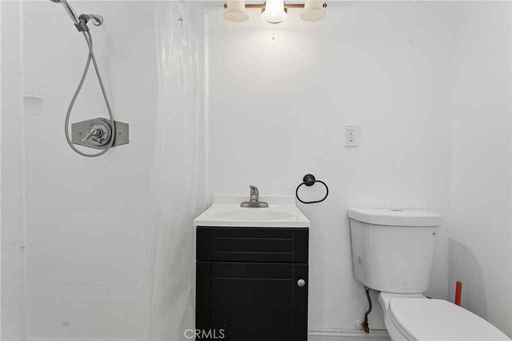 Image 15 of property listing at 22727 Collins Street, Woodland Hills, CA 91367