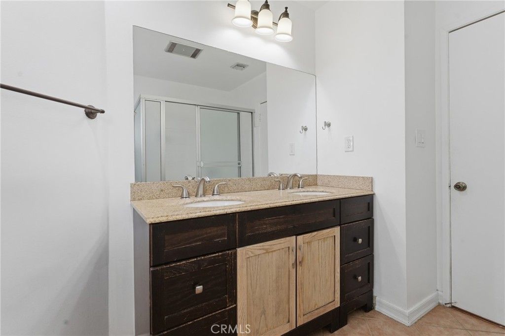 Image 18 of property listing at 22727 Collins Street, Woodland Hills, CA 91367