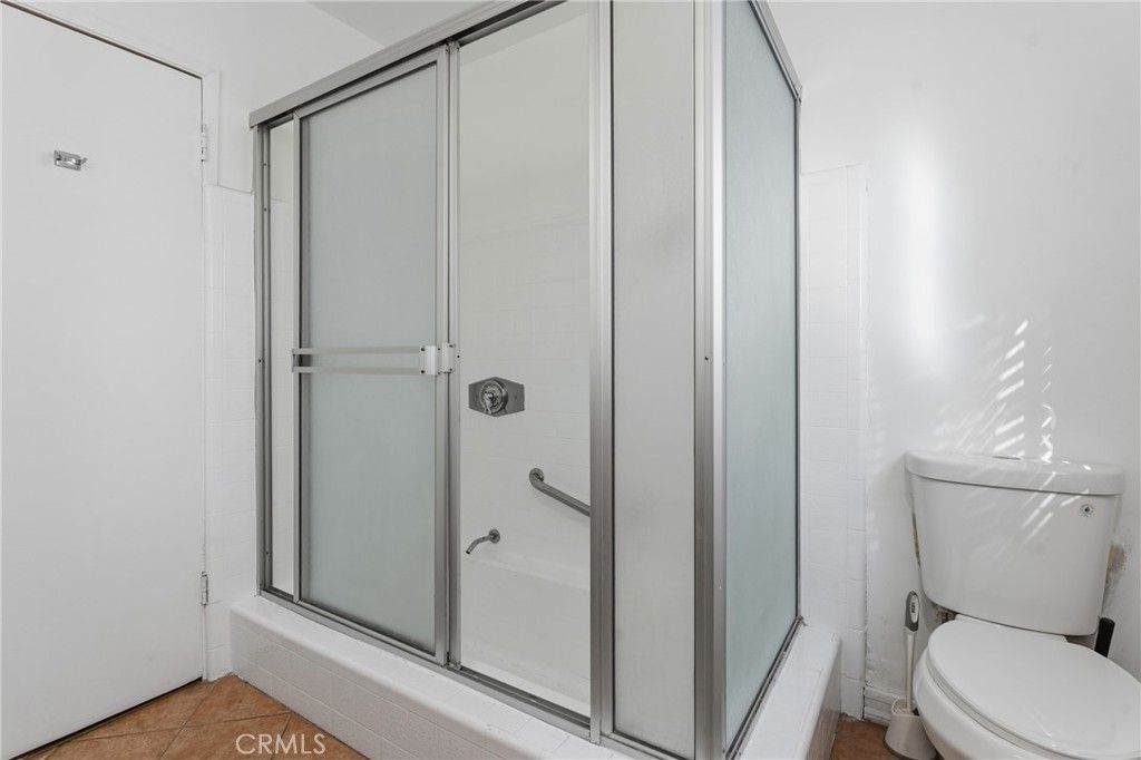 Image 19 of property listing at 22727 Collins Street, Woodland Hills, CA 91367