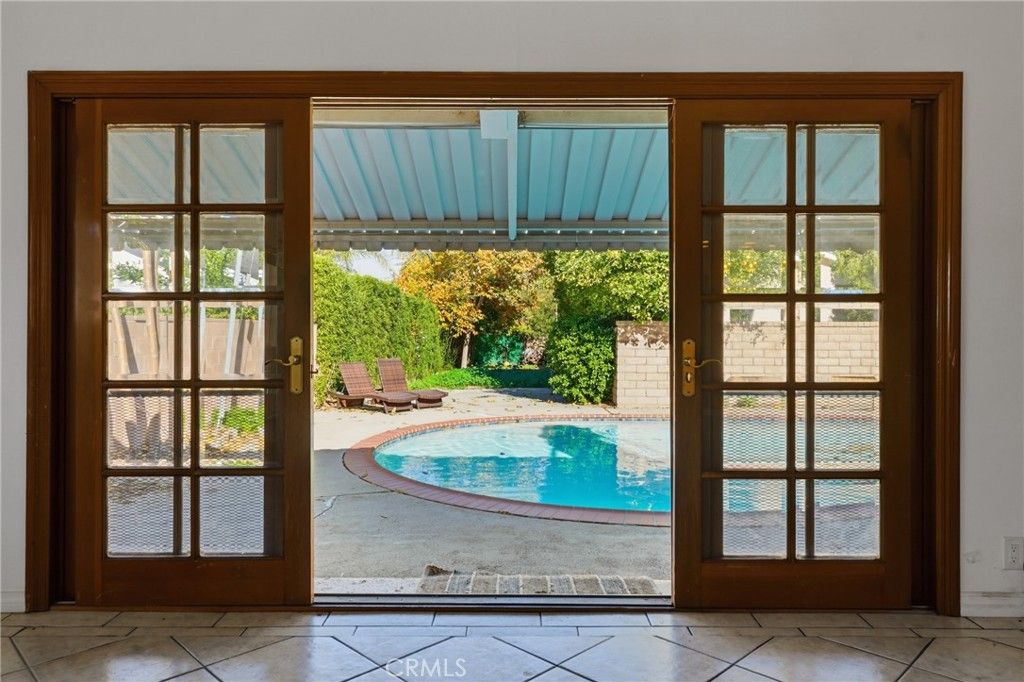 Image 21 of property listing at 22727 Collins Street, Woodland Hills, CA 91367