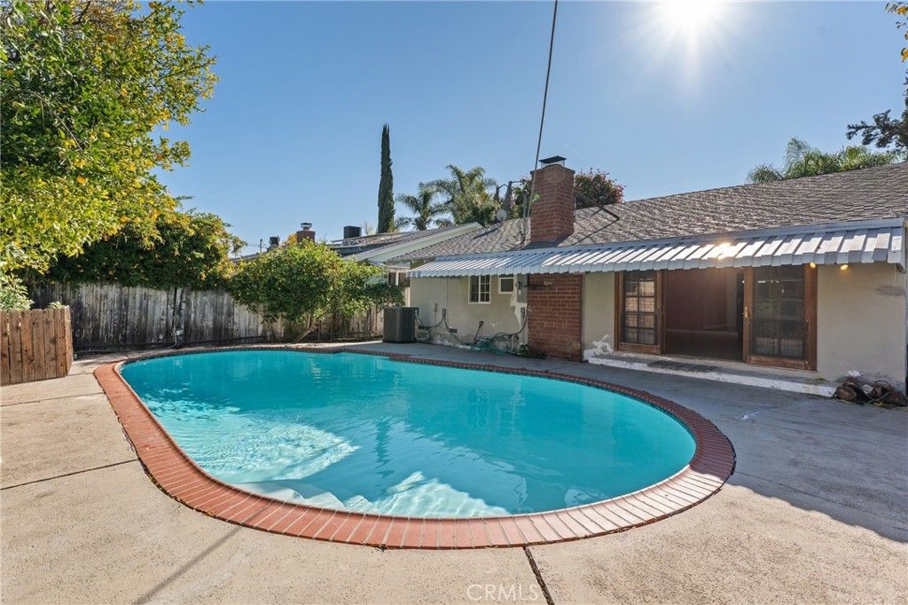 Image 22 of property listing at 22727 Collins Street, Woodland Hills, CA 91367