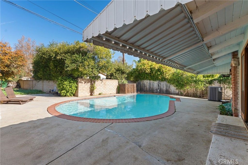 Image 23 of property listing at 22727 Collins Street, Woodland Hills, CA 91367