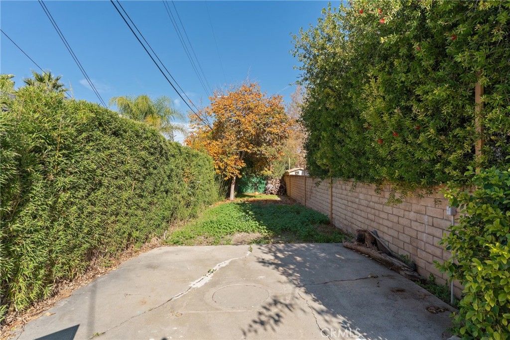 Image 24 of property listing at 22727 Collins Street, Woodland Hills, CA 91367