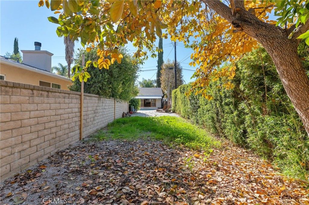 Image 25 of property listing at 22727 Collins Street, Woodland Hills, CA 91367