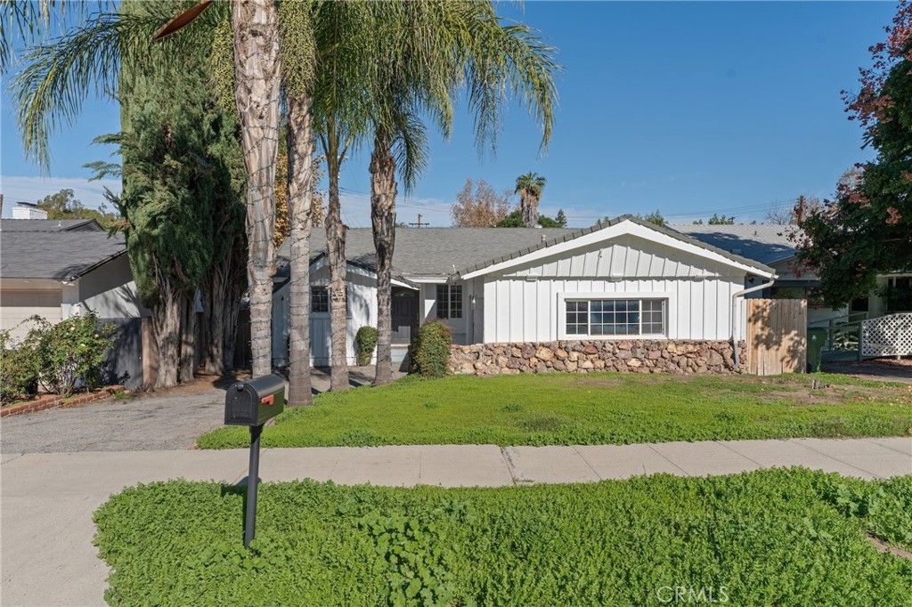 Image 28 of property listing at 22727 Collins Street, Woodland Hills, CA 91367