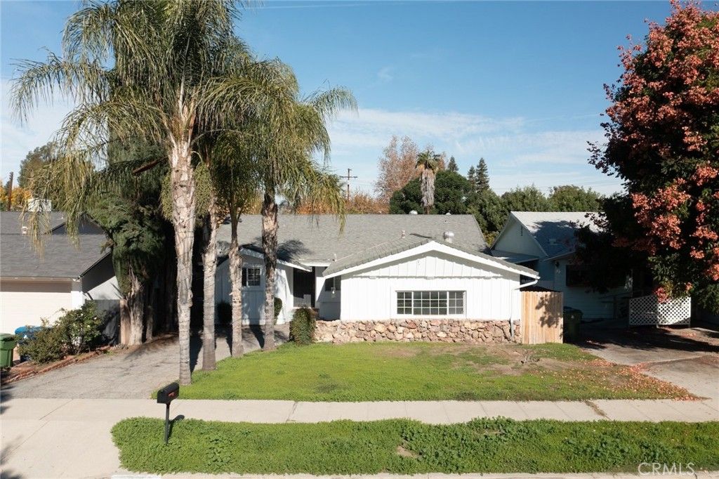 Image 3 of property listing at 22727 Collins Street, Woodland Hills, CA 91367
