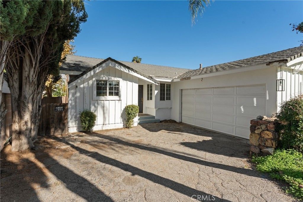 Image 4 of property listing at 22727 Collins Street, Woodland Hills, CA 91367