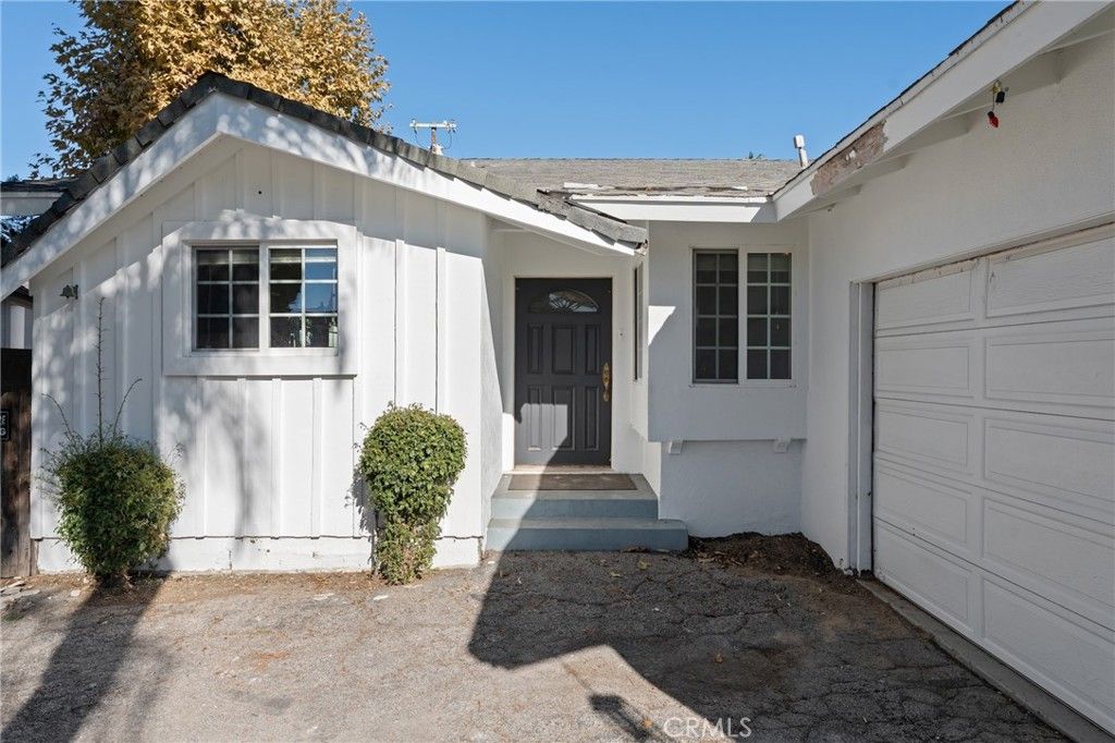 Image 5 of property listing at 22727 Collins Street, Woodland Hills, CA 91367