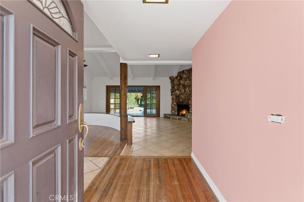 Image 6 of property listing at 22727 Collins Street, Woodland Hills, CA 91367