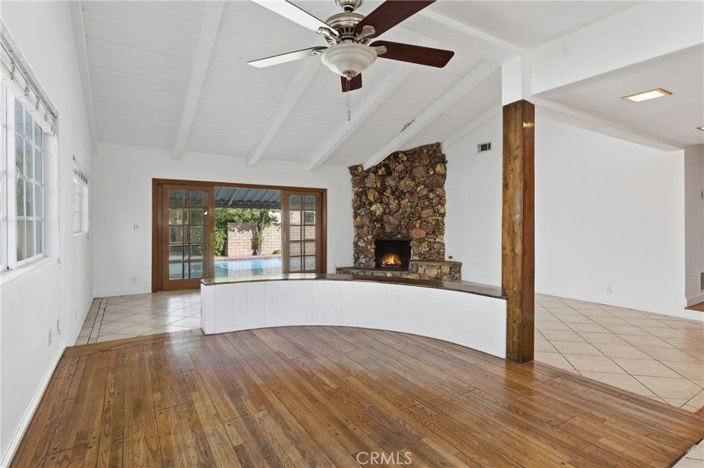 Image 9 of property listing at 22727 Collins Street, Woodland Hills, CA 91367