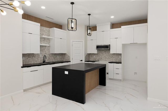 8104 N 51st N Street, Mcallen, TX 78504