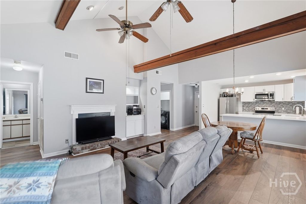 Image 10 of property listing at 4 E Deerwood Road, Savannah, GA 31410
