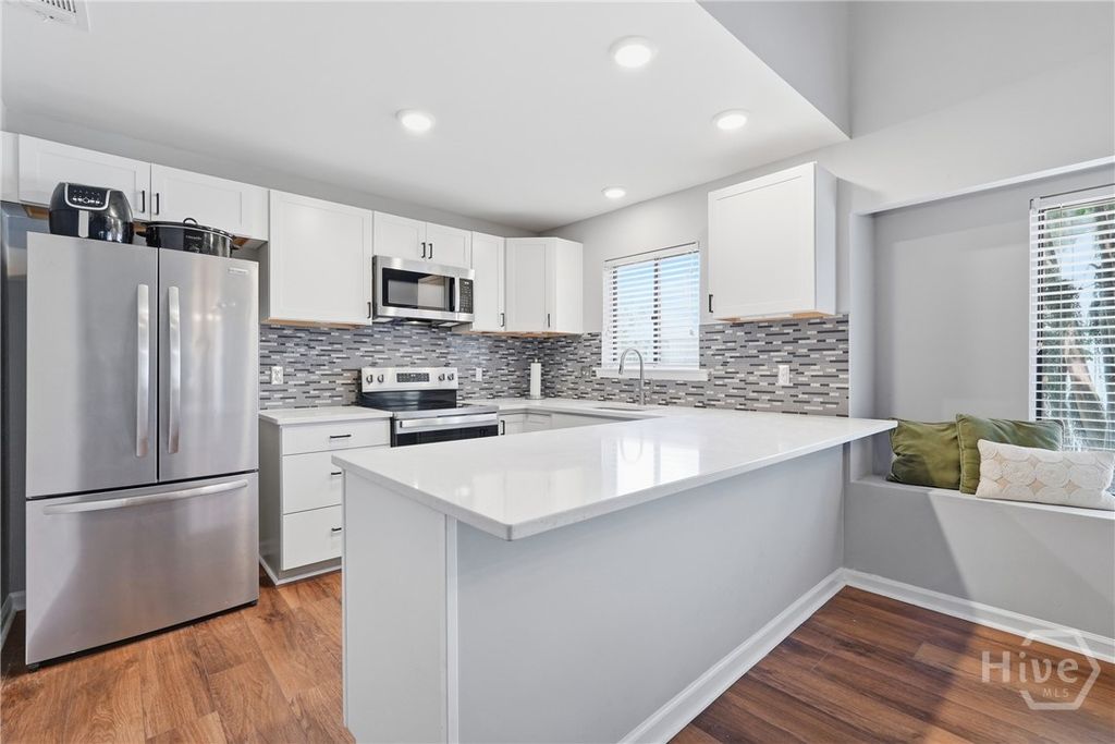Image 11 of property listing at 4 E Deerwood Road, Savannah, GA 31410