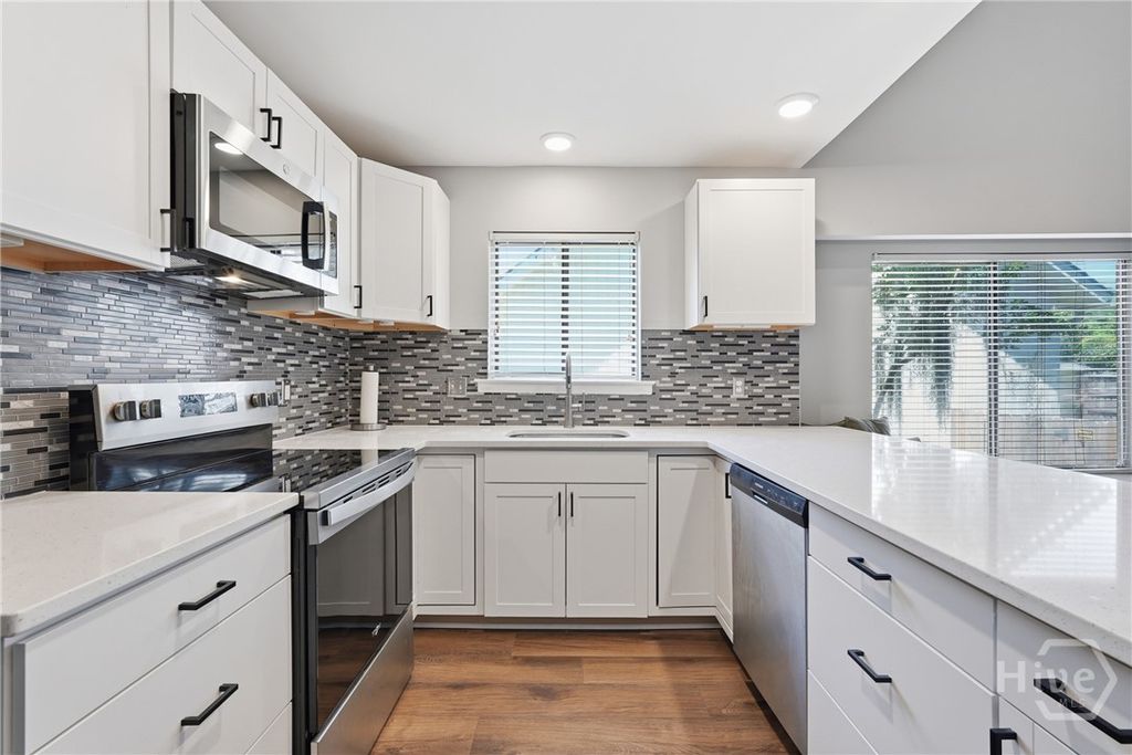 Image 12 of property listing at 4 E Deerwood Road, Savannah, GA 31410