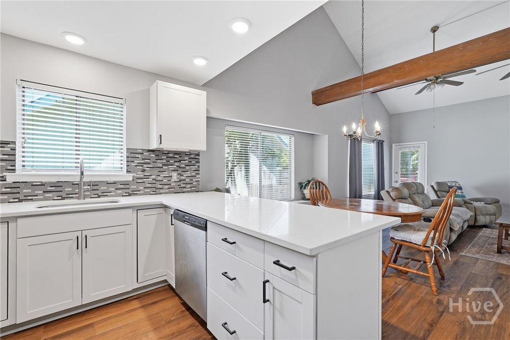 Image 13 of property listing at 4 E Deerwood Road, Savannah, GA 31410