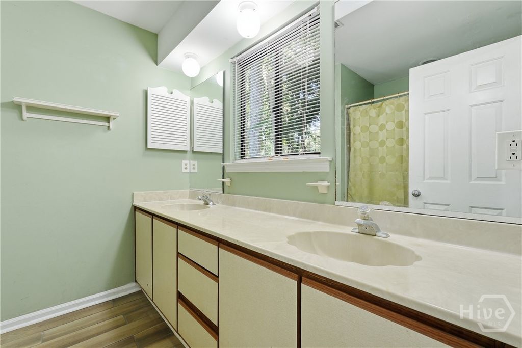 Image 22 of property listing at 4 E Deerwood Road, Savannah, GA 31410