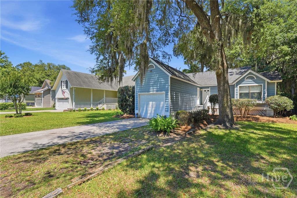 Image 3 of property listing at 4 E Deerwood Road, Savannah, GA 31410