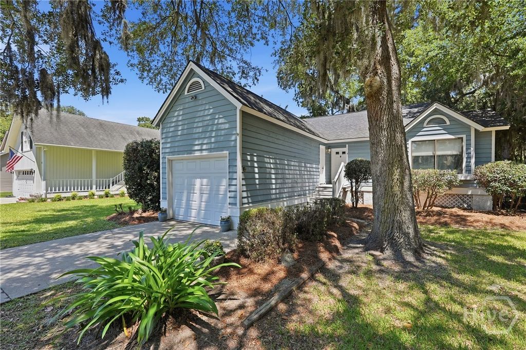 Image 4 of property listing at 4 E Deerwood Road, Savannah, GA 31410