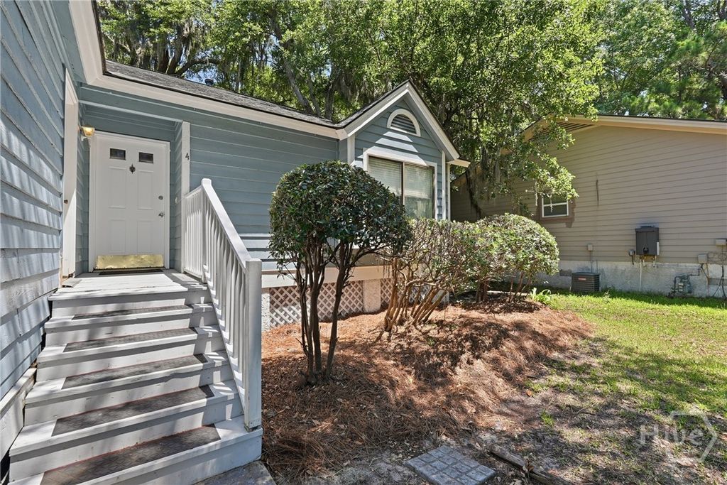 Image 5 of property listing at 4 E Deerwood Road, Savannah, GA 31410