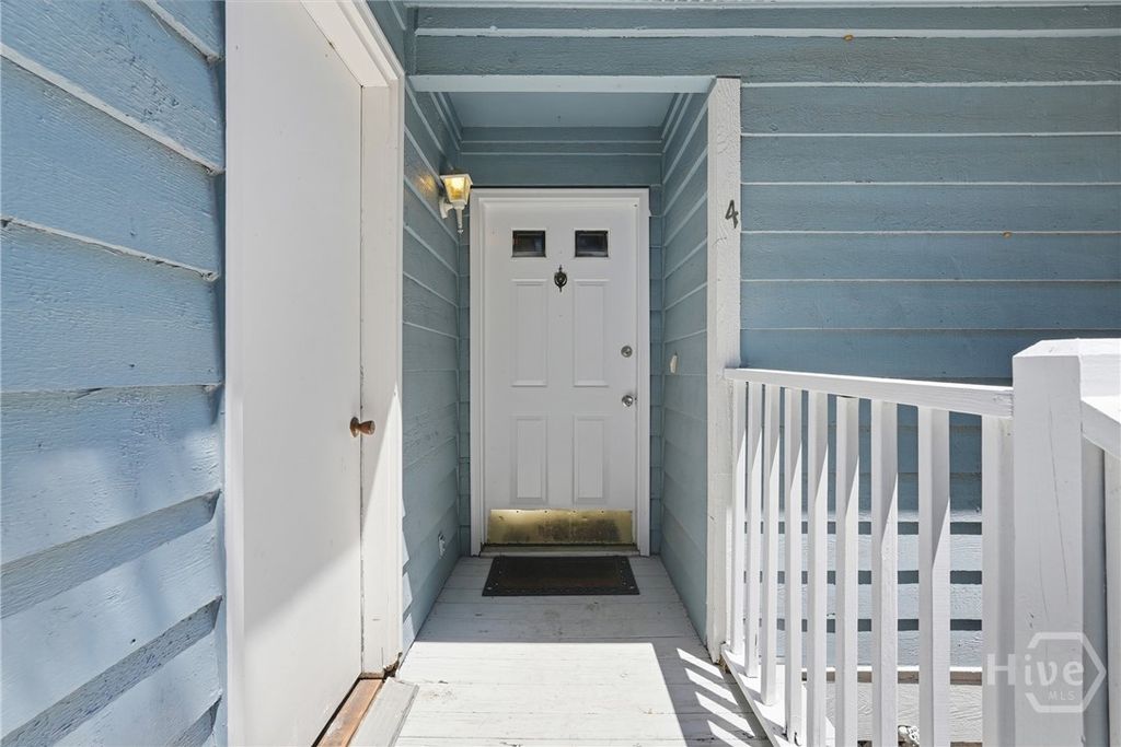 Image 6 of property listing at 4 E Deerwood Road, Savannah, GA 31410