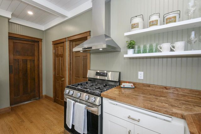 210 Park AVENUE, Mukwonago, WI 53149