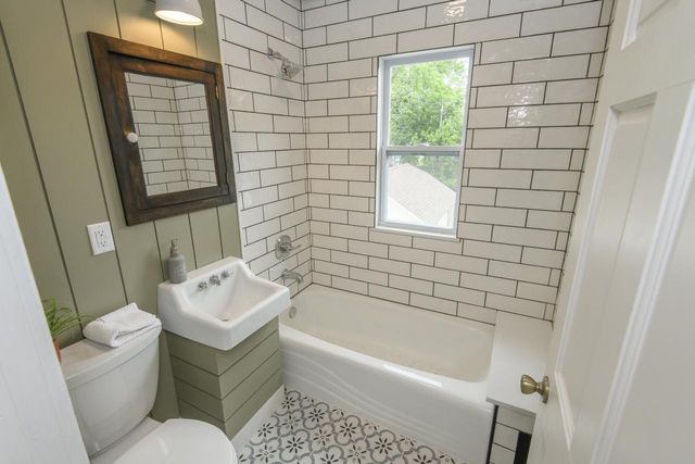 210 Park AVENUE, Mukwonago, WI 53149