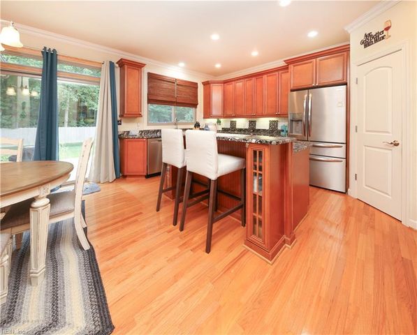 917 Redleafe CIR, Chesapeake, VA 23320