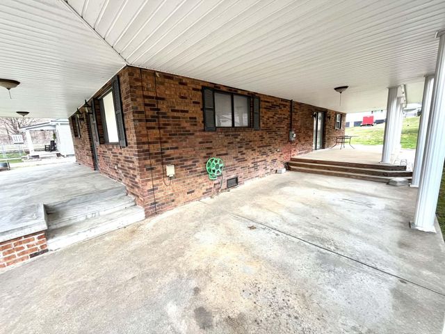 370 Chestnut Street, Benham, KY 40807