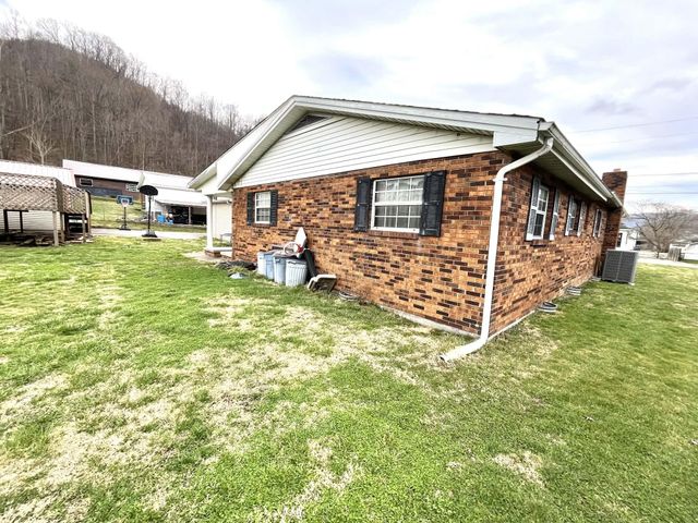 370 Chestnut Street, Benham, KY 40807