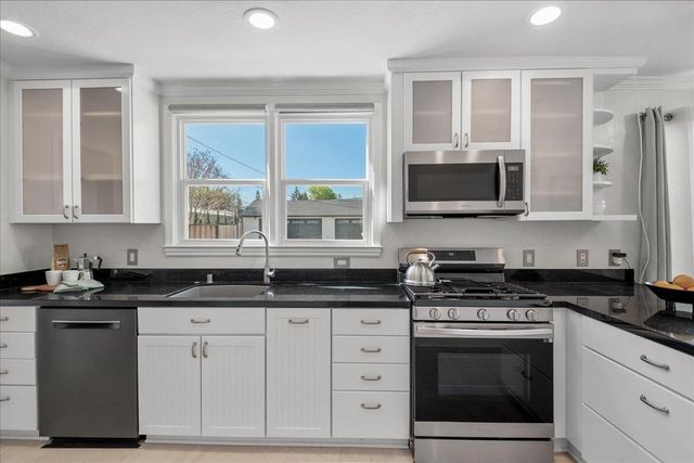 1105 Oak Avenue, Redwood City, CA 94061