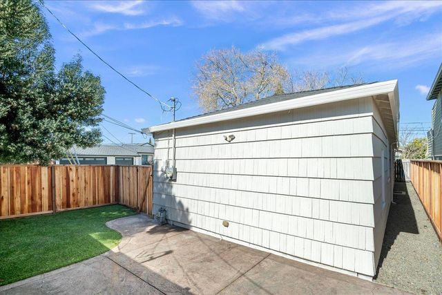 1105 Oak Avenue, Redwood City, CA 94061