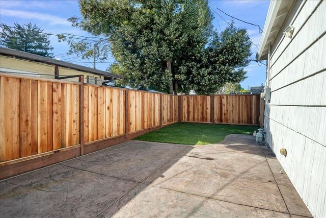 1105 Oak Avenue, Redwood City, CA 94061