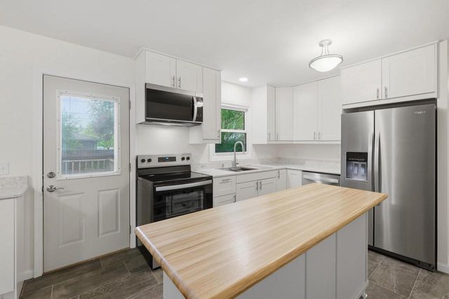 326 Prairie View Court, Oregon, WI 53575