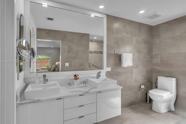 19951 NE 10th Place Way, Miami, FL 33179