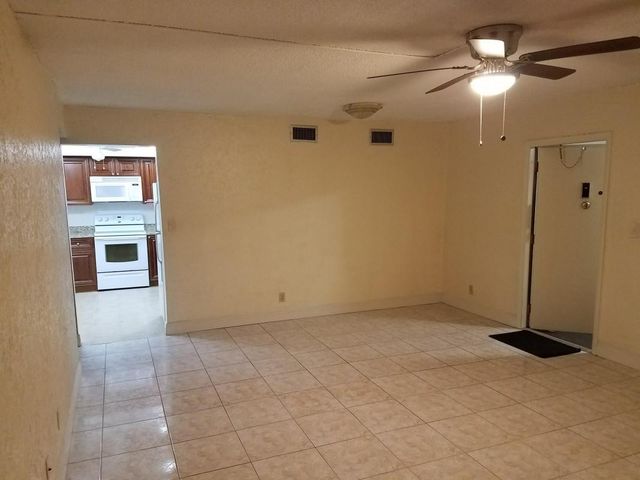 900 NE 147th St 4A, Miami, FL 33161