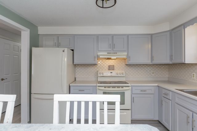 46 Stark Lane, Litchfield, NH 03052