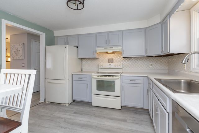 46 Stark Lane, Litchfield, NH 03052