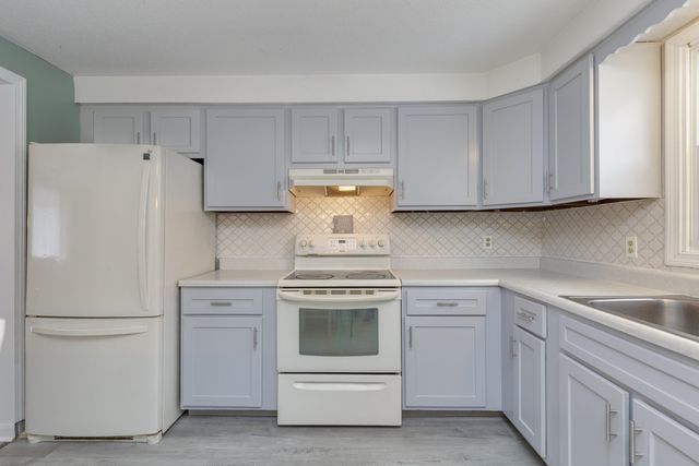 46 Stark Lane, Litchfield, NH 03052