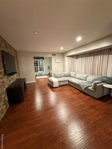 5872 Three Ponds Court, West Bloomfield, MI 48324