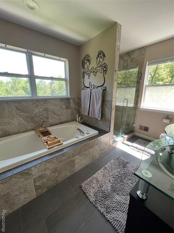 5872 Three Ponds Court, West Bloomfield, MI 48324